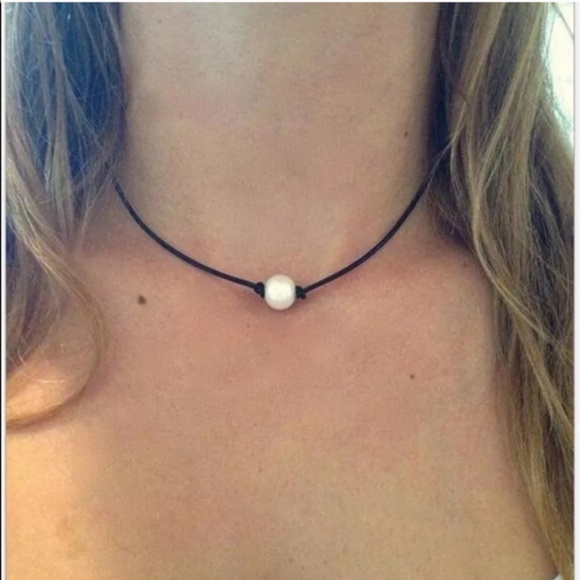 Simple Black Pearl Necklace - Picture 2 of 7